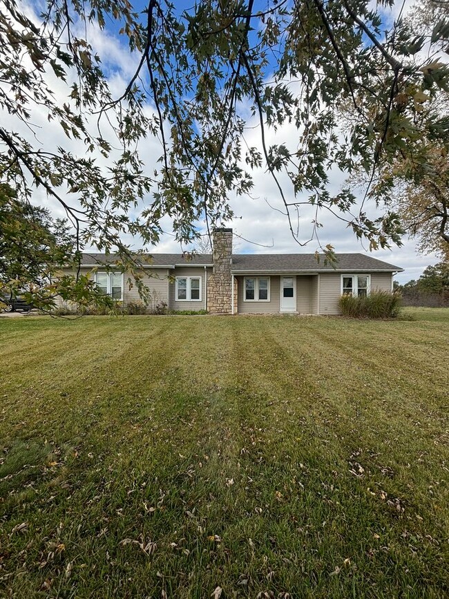 Building Photo - 2 bedroom/ 1 bathroom farm house located o...