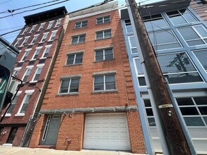 Building Photo - 613 Monroe St