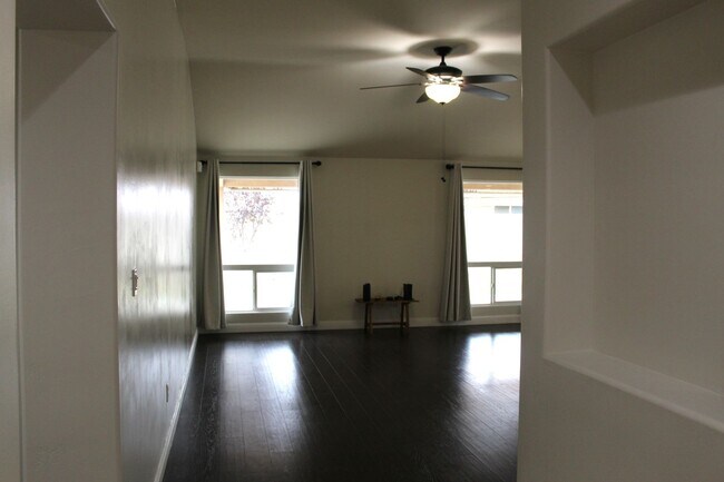 Foto del edificio - Beautiful Spacious Home for Rent Near Hosking and Mckee Area