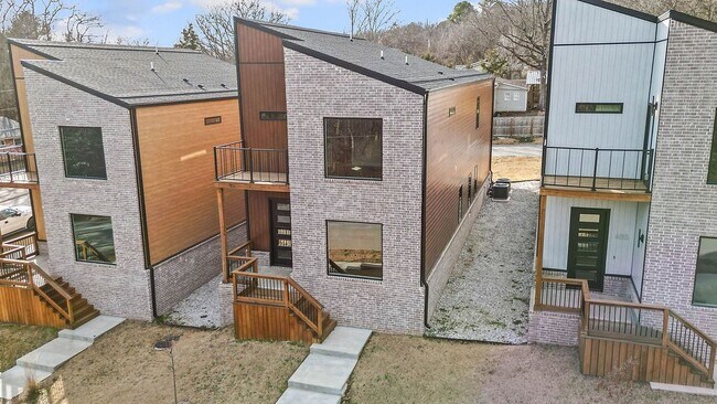 Foto del edificio - 491 S Happy Hollow Rd