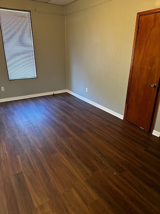 Building Photo - Dartmouth Duplex