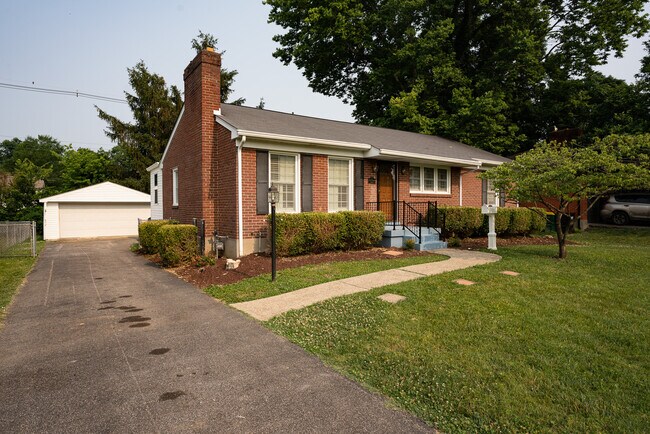 Building Photo - 218 Bramton Rd