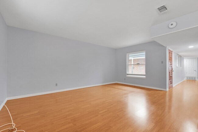 Foto del edificio - Charming 3-Bedroom Home in Prime Location!
