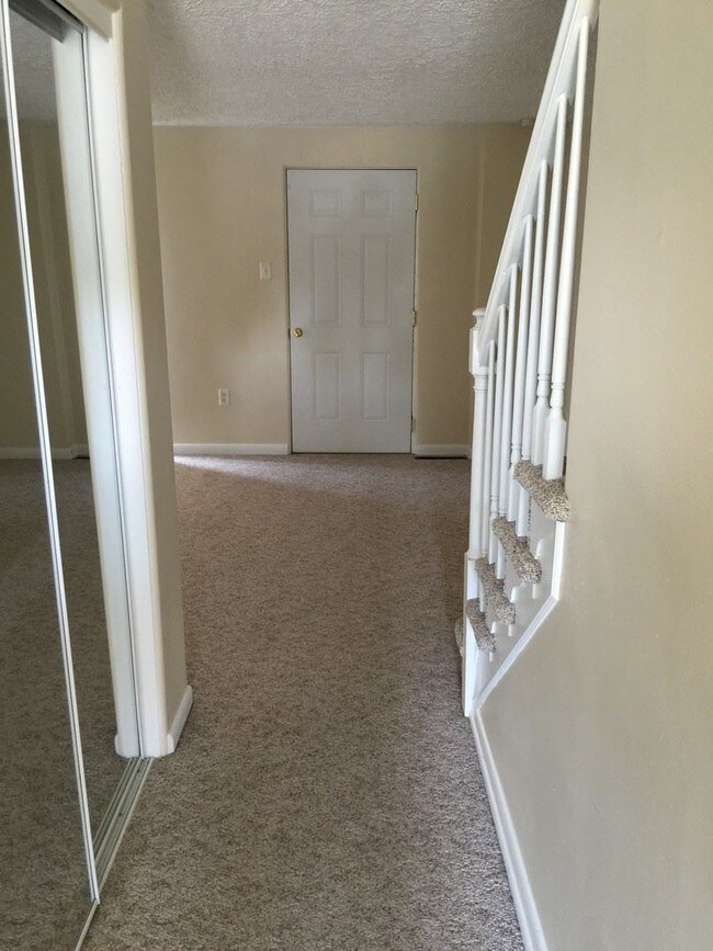 Building Photo - 3 br, 1 bath Apartment - 891 E. KINGS COURT