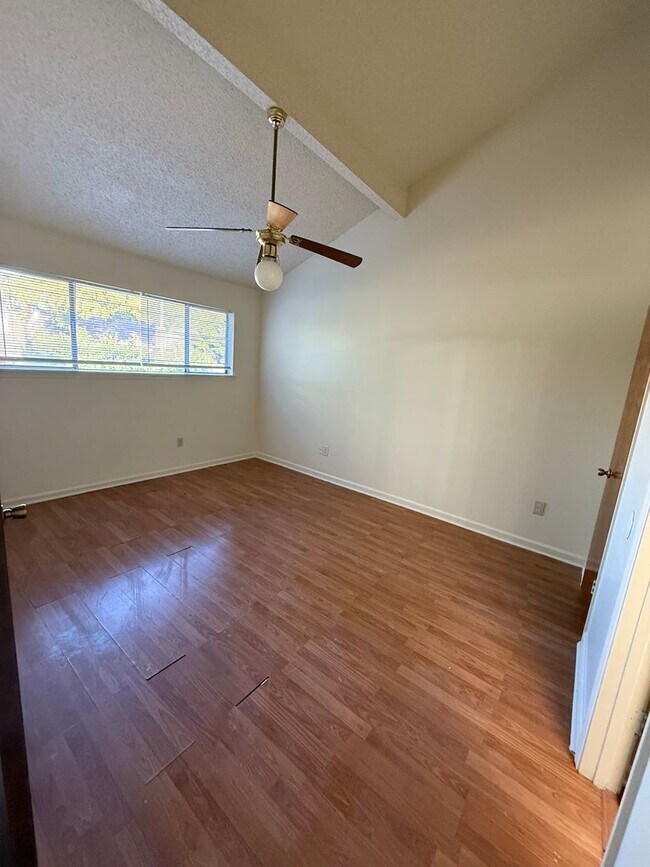 Building Photo - Beautiful and spacious townhome with cathe...