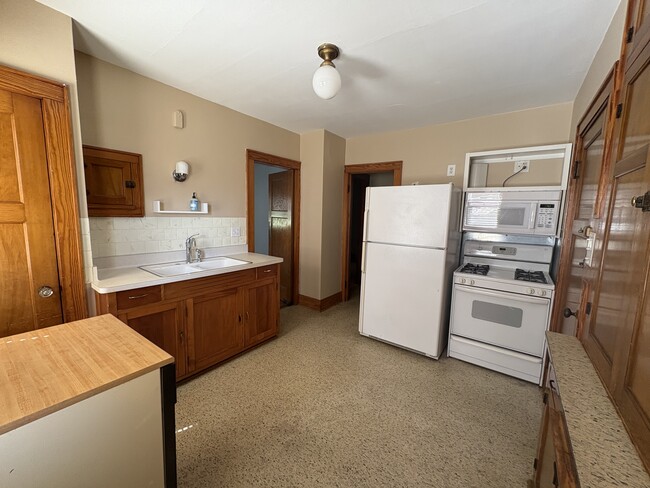 Kitchen - 2862 N 52nd St