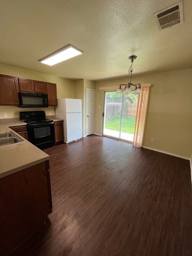 Foto del edificio - 3 Bedroom 2 bath NEAR TESLA!