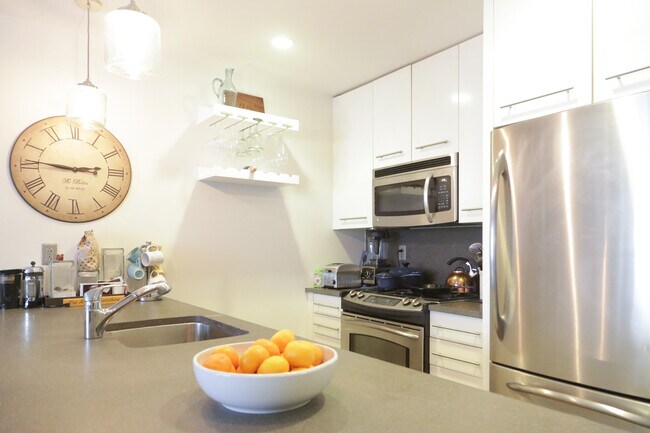 Building Photo - 517 W 46th St