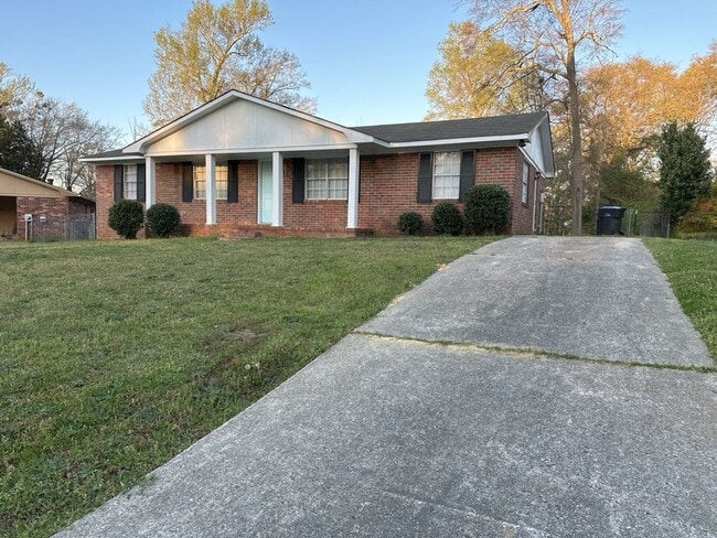 Building Photo - Great 3 Bedroom 2 Bathroom Available Now