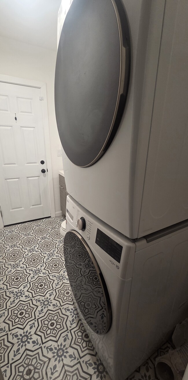 Building Photo - 2161 N Valley St