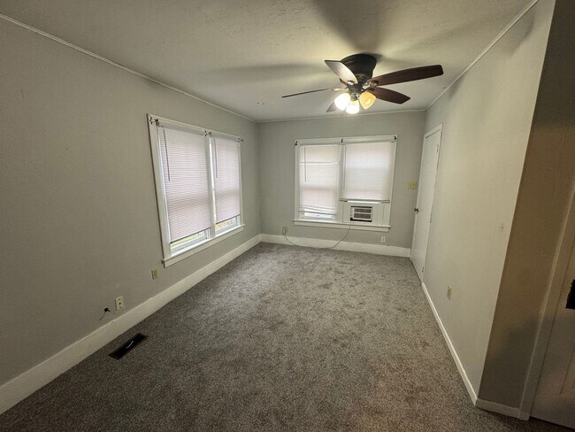 Foto del edificio - 623 W Main St