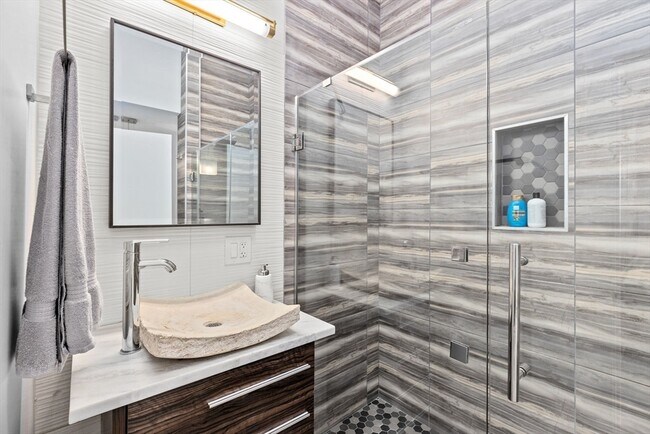 Foto del edificio - 108-110-110 Trenton St