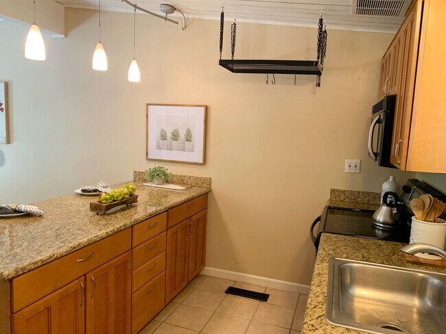 Building Photo - Beautiful Pleasanton 2 Bedroom, 1 Bath Condo