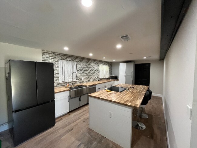 Foto del edificio - 740 Jenkins St