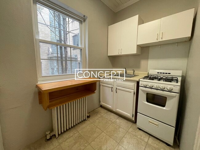 Building Photo - 8 Forest St