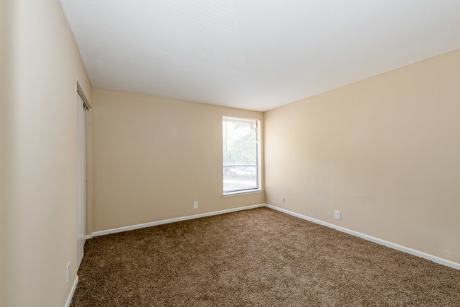 Building Photo - 3201 Kenelworth Dr