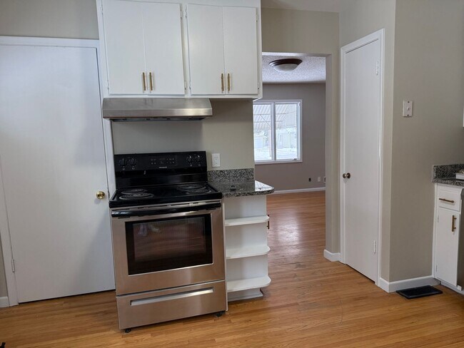 Foto del edificio - THREE BEDROOM SINGLE-FAMILY HOME WITH ACREAGE!