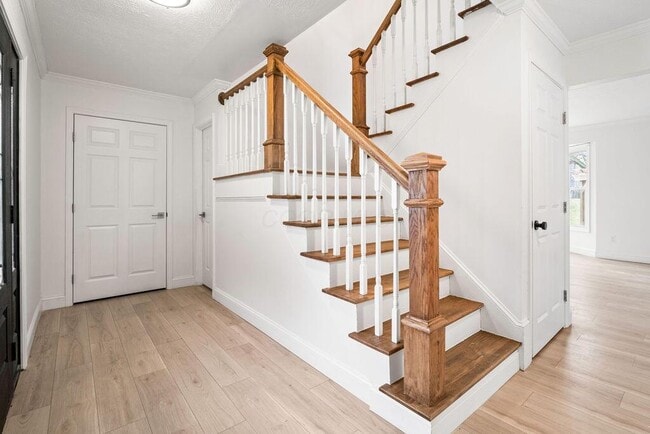 Building Photo - 39 Groton Dr