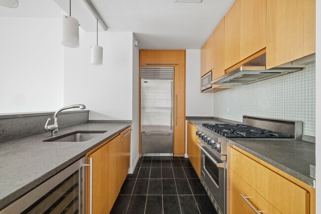 Building Photo - 505 Greenwich St