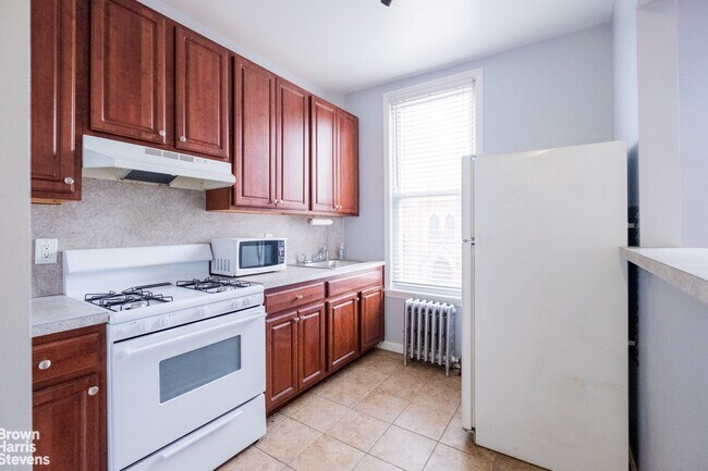 Building Photo - HUGE 1 BEDROOM IN PRIME LIC