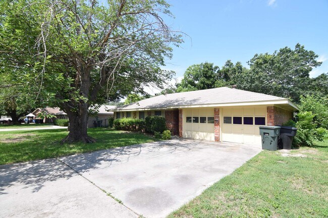 Foto del edificio - 3814 Rosemary Ln