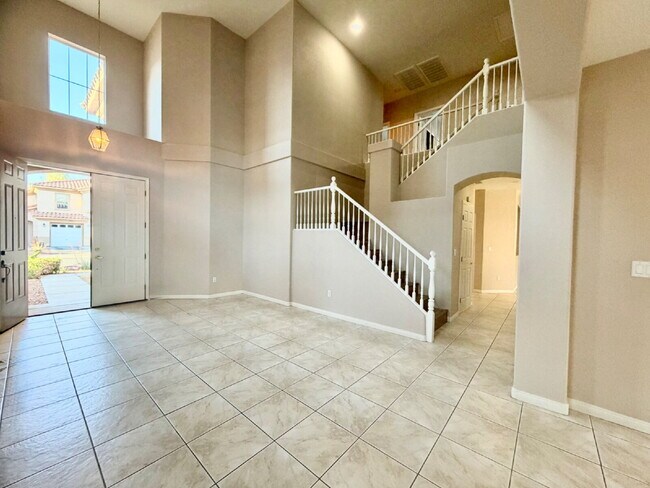 Foto del edificio - GATED SUMMERLIN HOME | 5 BEDROOM + DOWNSTAIRS DEN | 3-CAR GARAGE