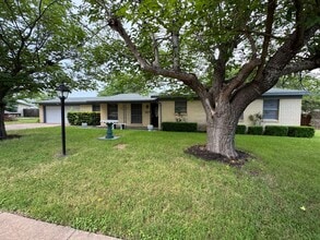 Building Photo - 605 Bellaire Dr