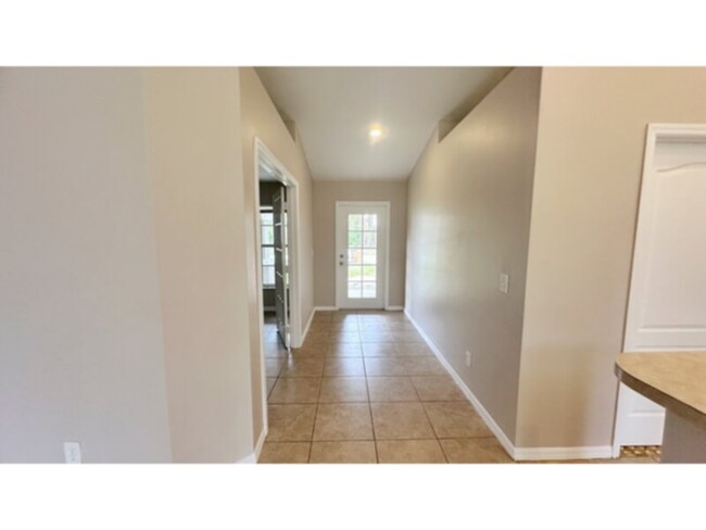 Building Photo - 3 Bedroom Home in NW Cape Coral- Holiday S...