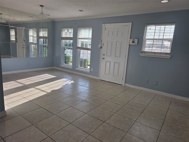 Foto del edificio - 1016 E Tri Oaks Ln