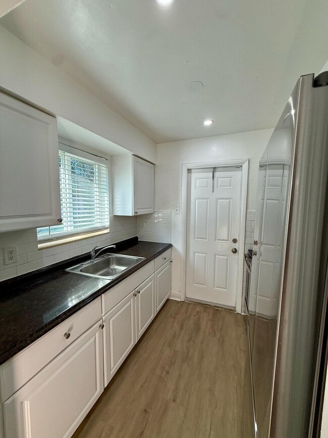 Building Photo - 3031 NE 7th Ave