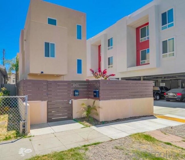 Building Photo - 2 Bed, 1.5 Bath Stunning, Gated Tri-Level ...