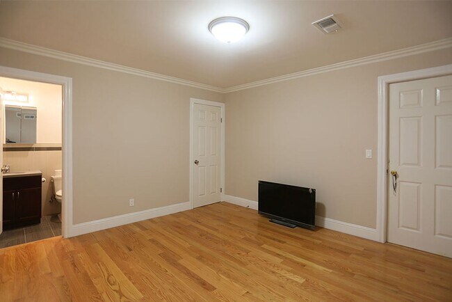 Foto del edificio - OPEN HOUSE: Thursday(2/15)6:40pm-7pm Large...