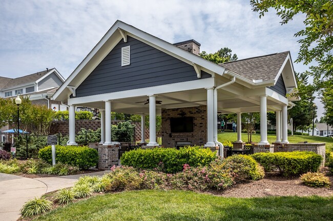 Glorieta con chimenea, televisor, y parrillas - Bexley at Brier Creek