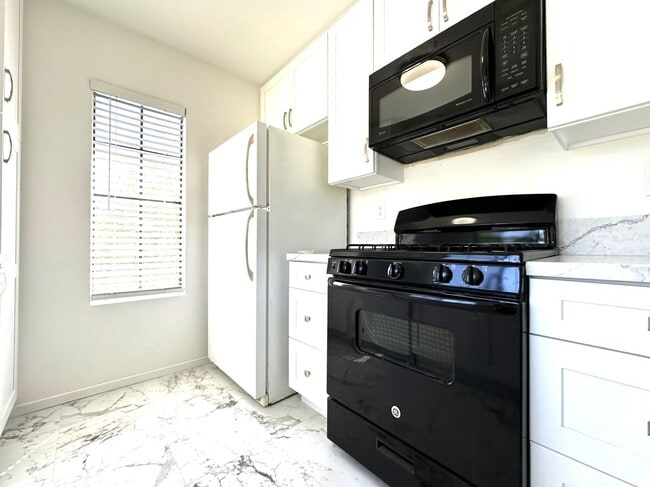 Building Photo - Mira Mesa Gem! Spacious 2BR Condo w/A/C, I...