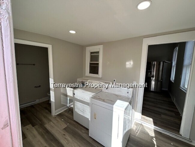 Building Photo - Completely Renovated 3 bed 1.5 bath