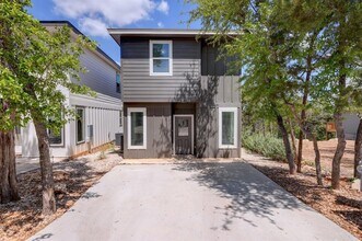 Building Photo - 340 Shady Bluff Dr