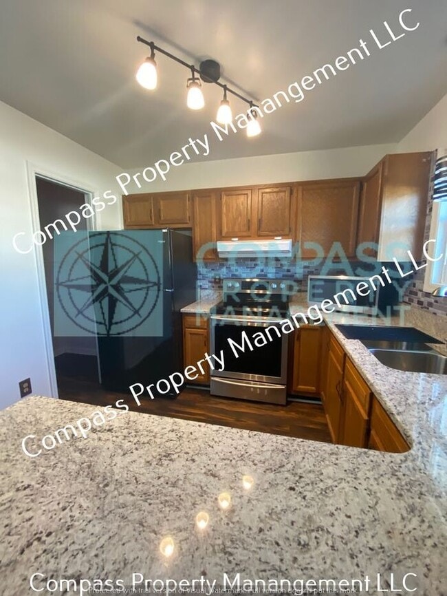 Building Photo - $1595 - 2 Bedroom, 1.5 Bath Row Home - Lan...