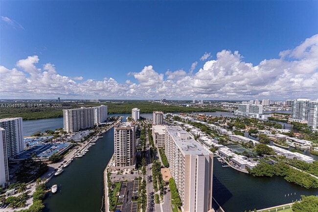 Foto del edificio - 15901 Collins Ave