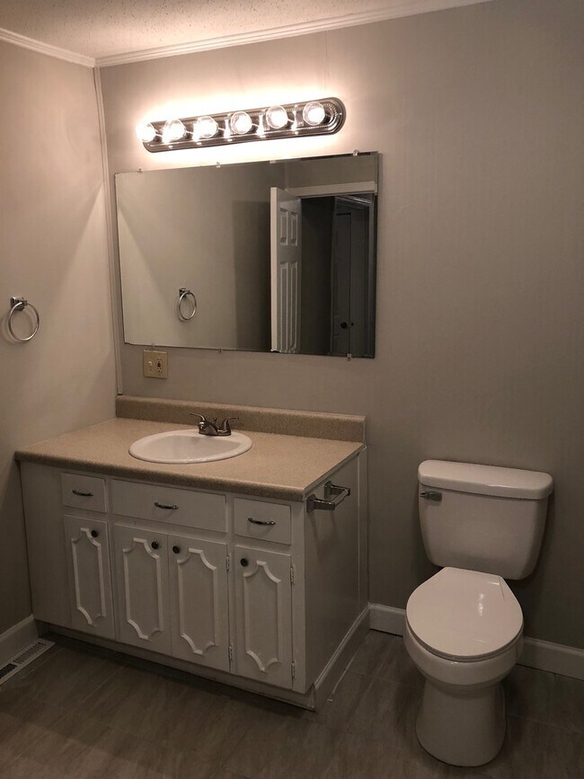 Foto del edificio - 3 bed 1 bath near West Village in Downtown Greenville