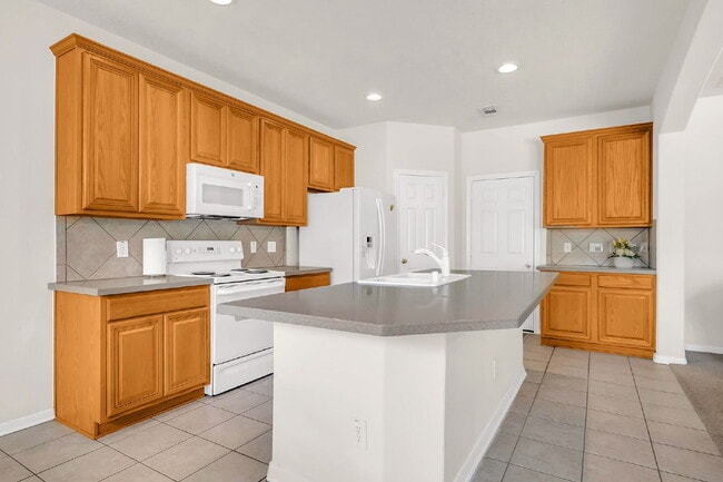 Building Photo - A beautifully maintained 3 bedroom, 2.5 ba...