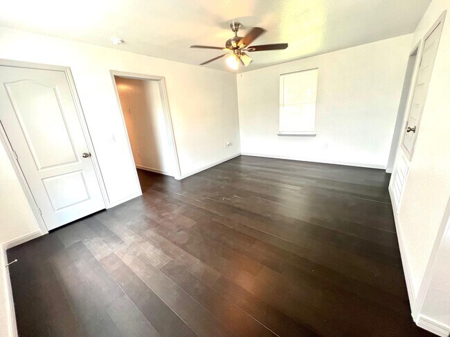 Foto del edificio - 1242 Chevy Chase Dr