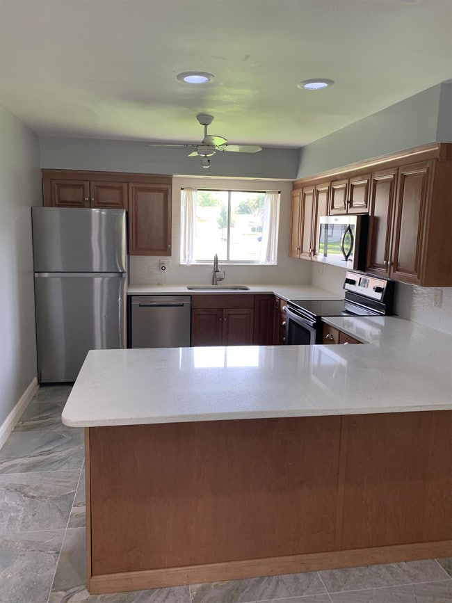 Building Photo - 5572 Memorial Dr