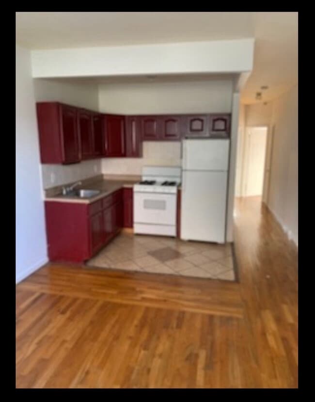 Foto del edificio - 806 E 216th St