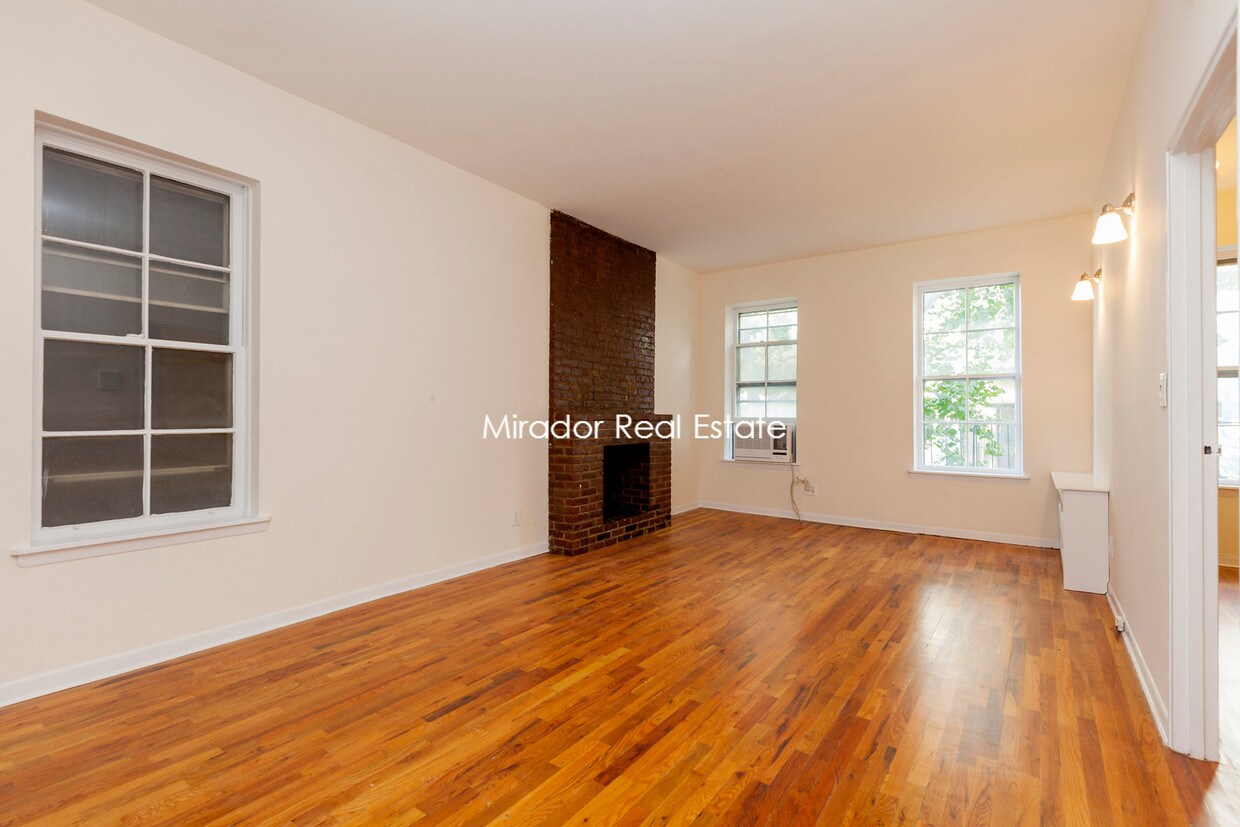 Primary Photo - 118 E 11th St