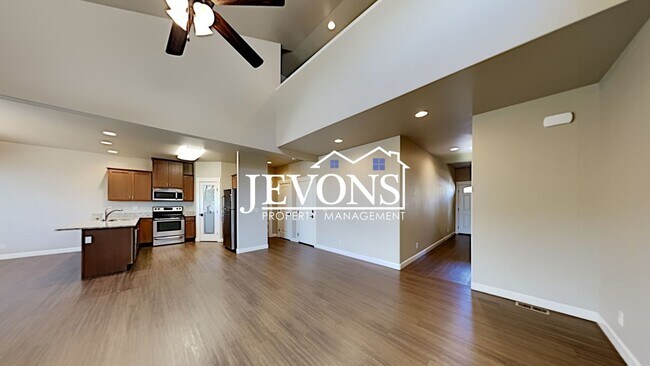 Building Photo - Spacious duplex with master bedroom, backy...