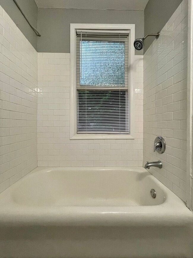 Building Photo - Beautiful 2 bedroom in Historic East Saint...