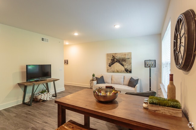 1BR, 1BA - 750 SF - Living Room - Mayfair West End
