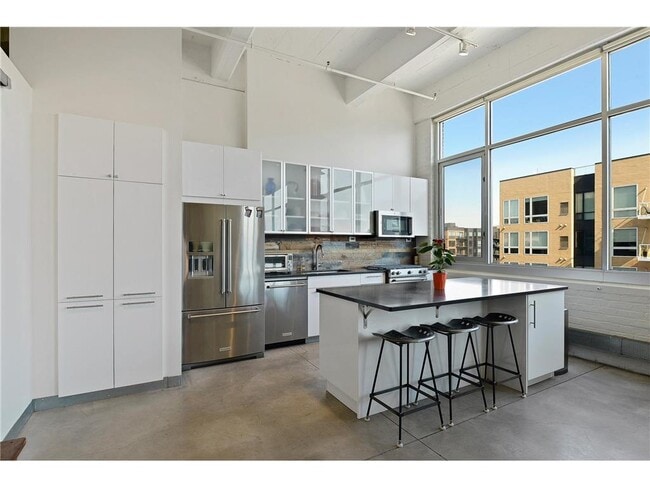 Building Photo - 700 N Washington Ave