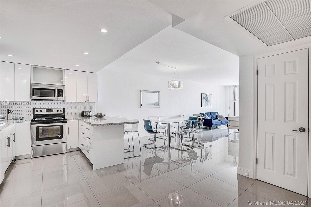 Foto principal - 19370 Collins Ave