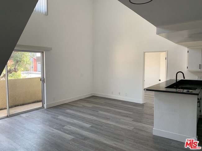 Building Photo - 420 S Harvard Blvd